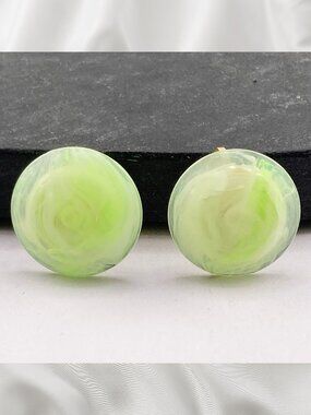 VINTAGE Light lime green marbled domed plastic round clip-on earrings
